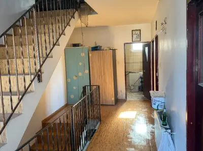 Inchirirz trei camere la curte 